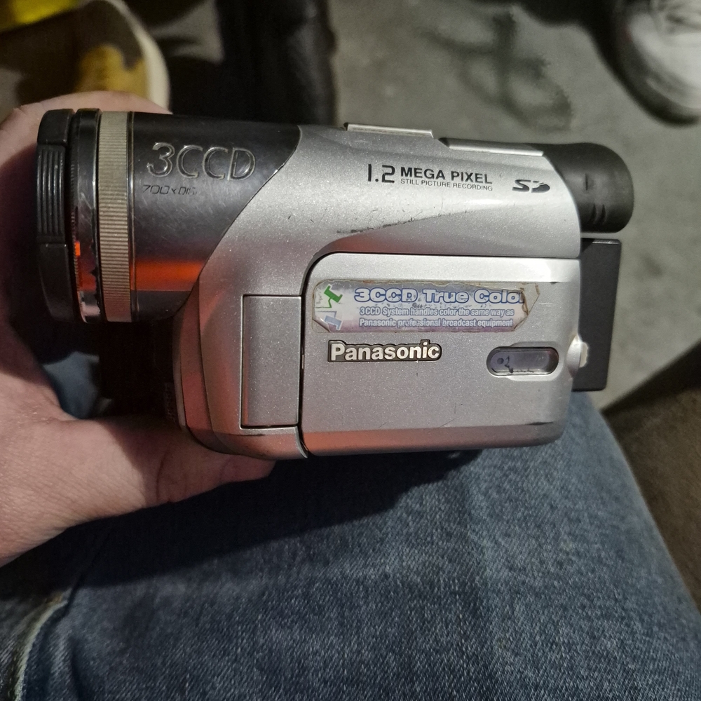 Panasonic Palmcorder PV-GS200 Mini DV Camcorder Made In August 2004